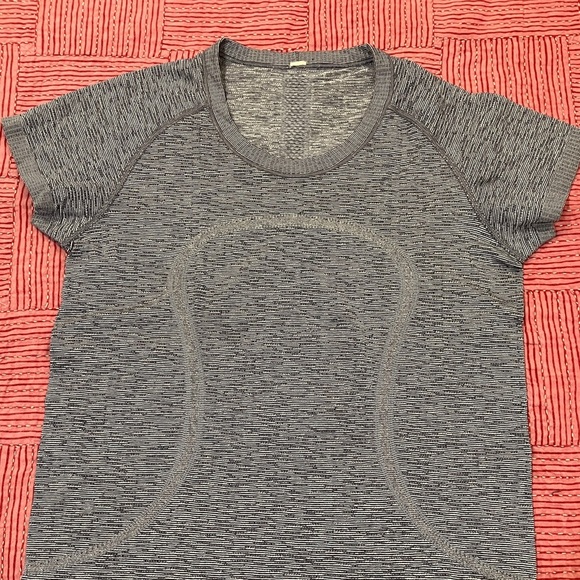 lululemon athletica women’s size 8 Heathered Gray Short Sleeve Tee - Picture 3 of 13
